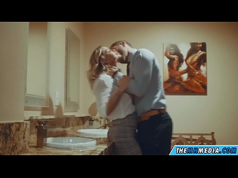 ❤️ Nigbati bilondi ti oyan ba tan ọ ni yara isinmi ti gbogbo eniyan ️ Ohun onihoho didara ❌❤